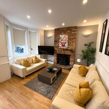 Great 4 Bedroom House - Great Location - Garden - Parking - Fast Wifi - Smart Tv - Newly Decorated - Sleeps Up To 8! Only 10 Mins Drive To Sandbanks Beach! Close To Poole & Bournemouth Exterior foto