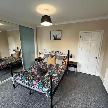 Great 4 Bedroom House - Great Location - Garden - Parking - Fast Wifi - Smart Tv - Newly Decorated - Sleeps Up To 8! Only 10 Mins Drive To Sandbanks Beach! Close To Poole & Bournemouth Exterior foto