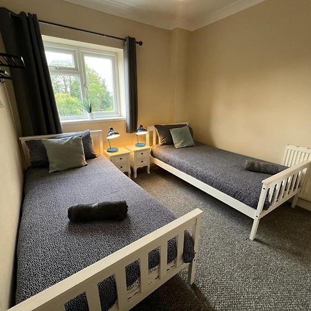 Great 4 Bedroom House - Great Location - Garden - Parking - Fast Wifi - Smart Tv - Newly Decorated - Sleeps Up To 8! Only 10 Mins Drive To Sandbanks Beach! Close To Poole & Bournemouth Exterior foto