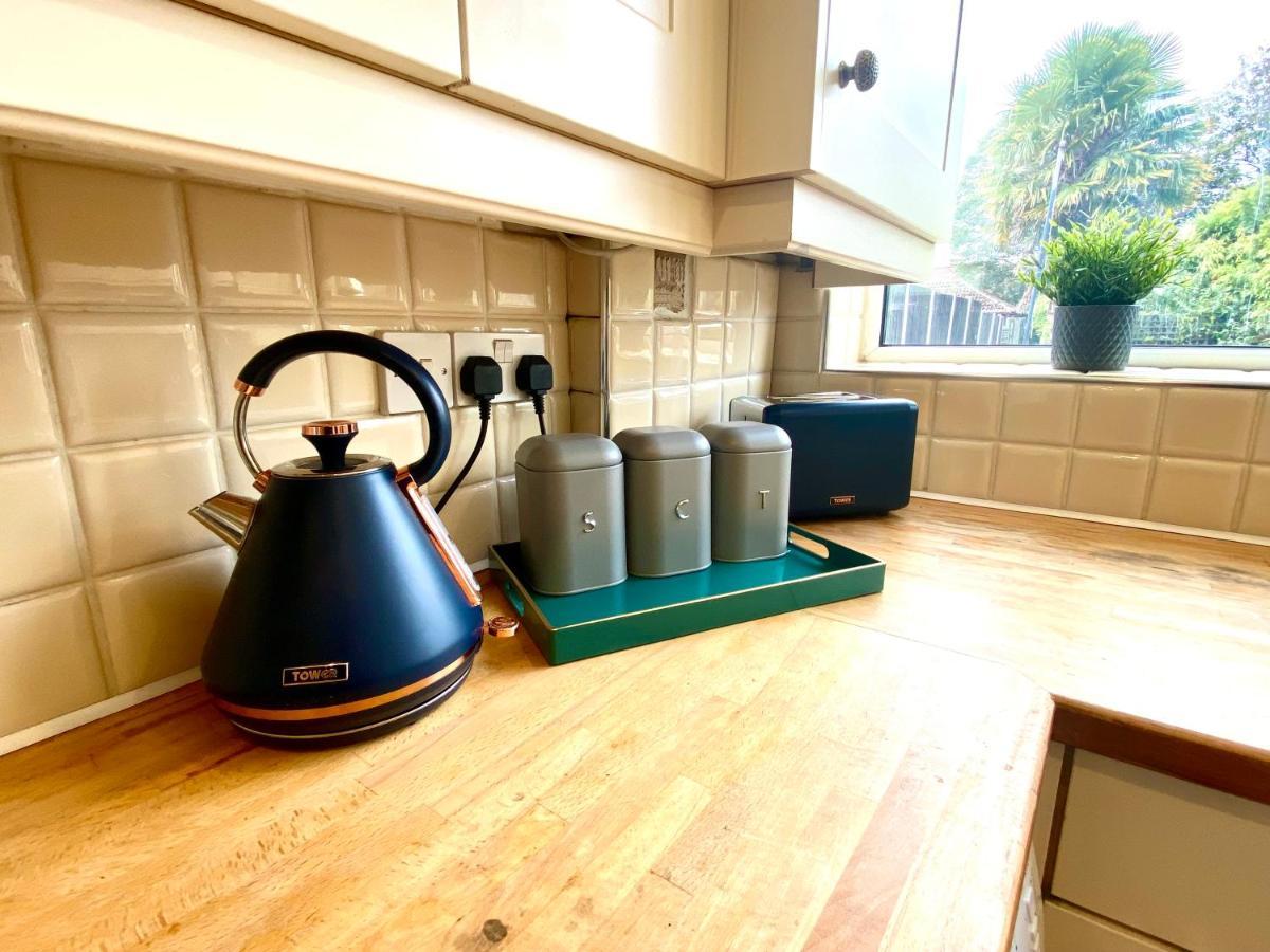 Great 4 Bedroom House - Great Location - Garden - Parking - Fast Wifi - Smart Tv - Newly Decorated - Sleeps Up To 8! Only 10 Mins Drive To Sandbanks Beach! Close To Poole & Bournemouth Exterior foto