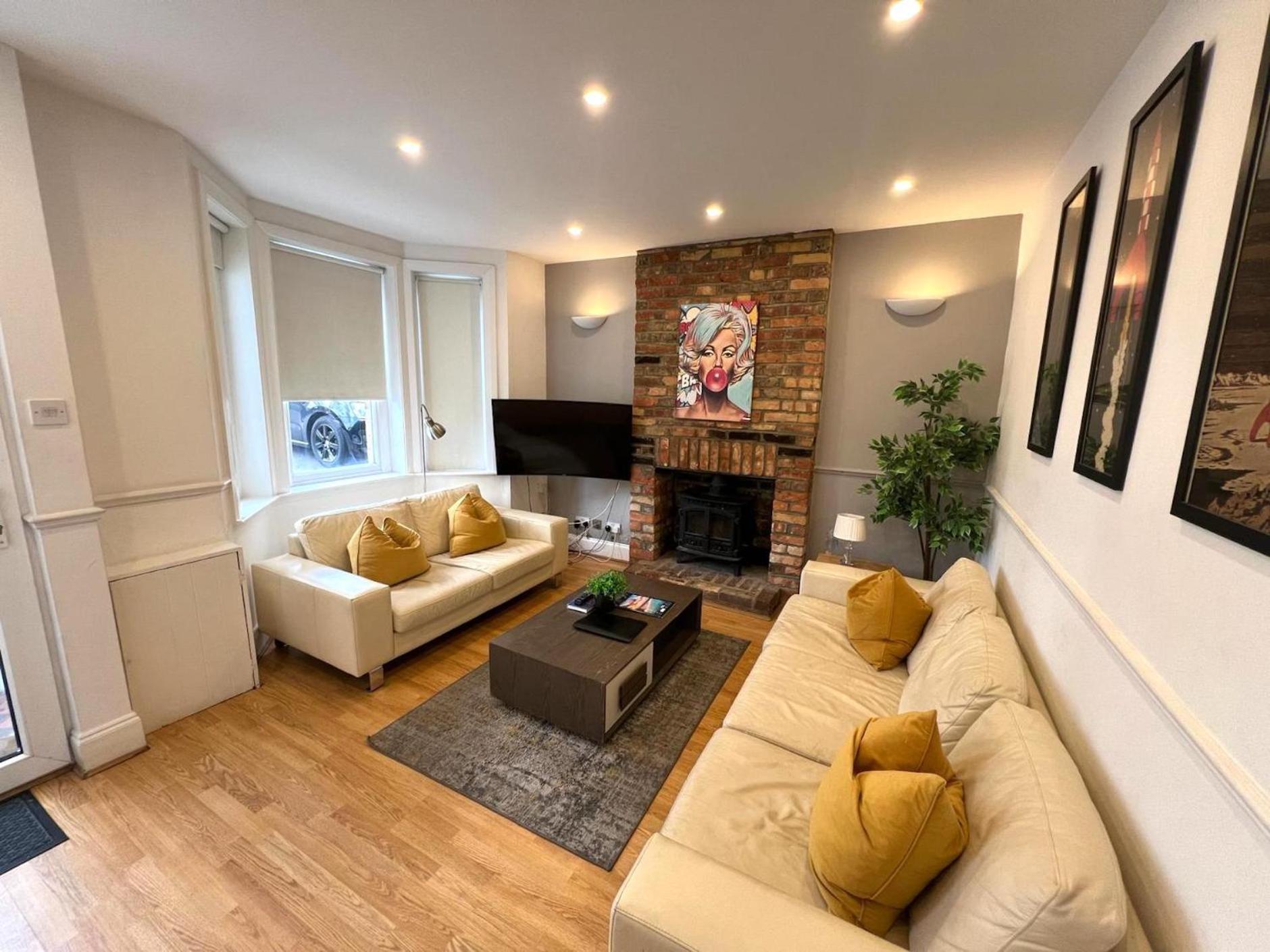 Great 4 Bedroom House - Great Location - Garden - Parking - Fast Wifi - Smart Tv - Newly Decorated - Sleeps Up To 8! Only 10 Mins Drive To Sandbanks Beach! Close To Poole & Bournemouth Exterior foto