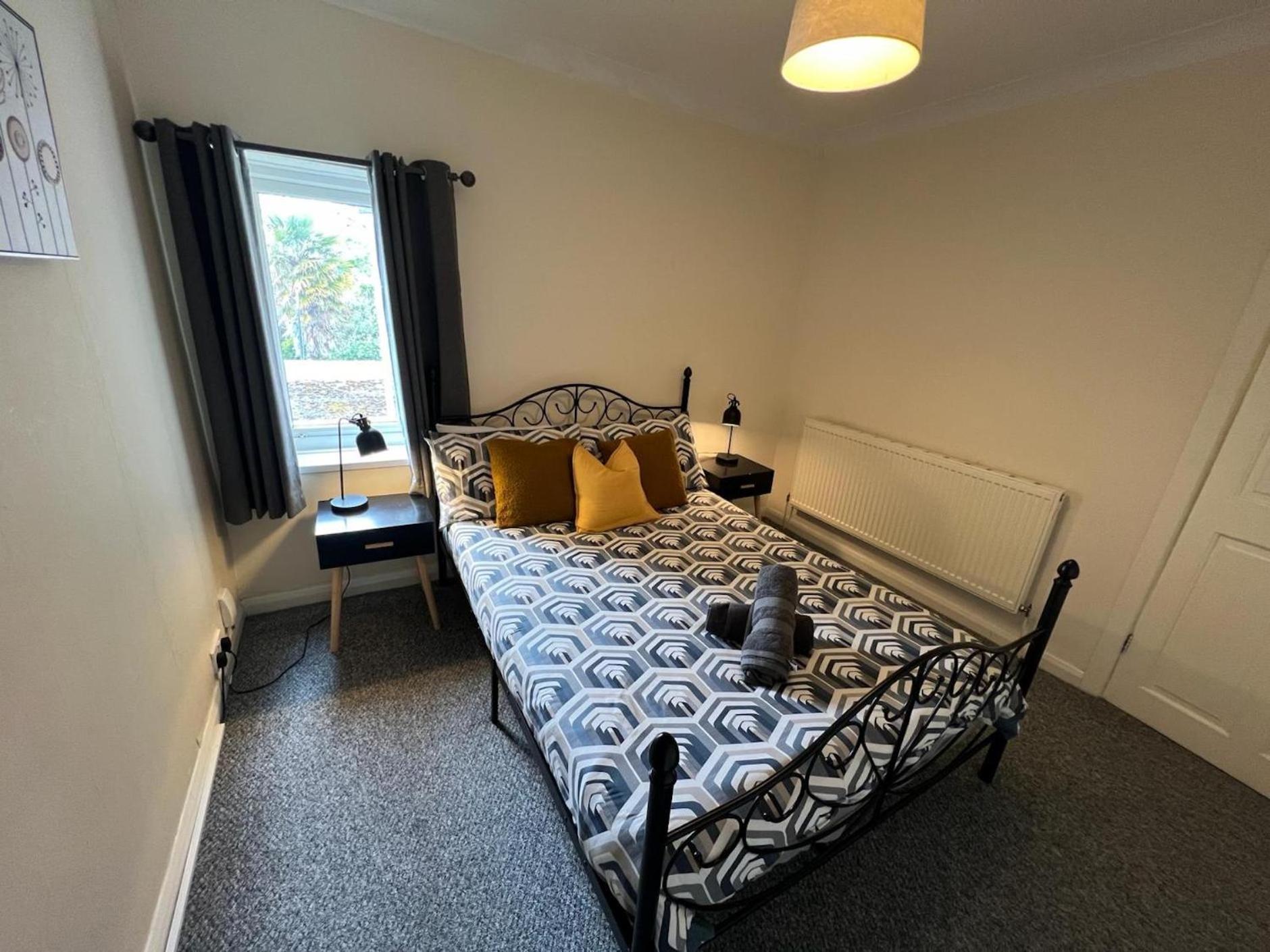 Great 4 Bedroom House - Great Location - Garden - Parking - Fast Wifi - Smart Tv - Newly Decorated - Sleeps Up To 8! Only 10 Mins Drive To Sandbanks Beach! Close To Poole & Bournemouth Exterior foto